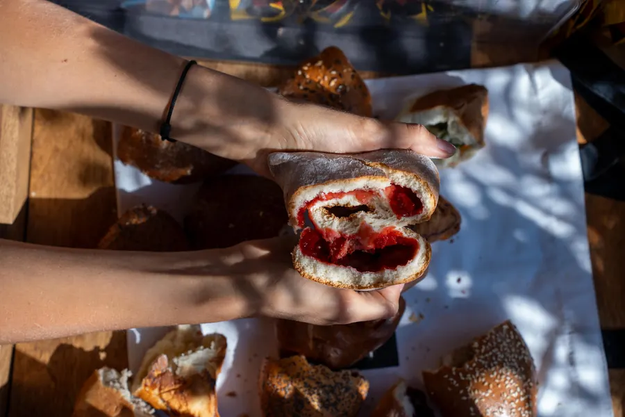 Пирожок с клубникой в разрезе